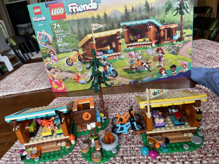 Photo of the Adventure Camp Cozy Cabins LEGO Friends set.